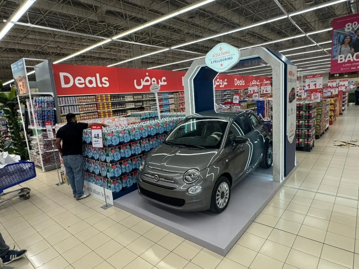 Acqua Panna and S.Pellegrino Win an Italian Icon display with a Fiat 500 in a supermarket (4)