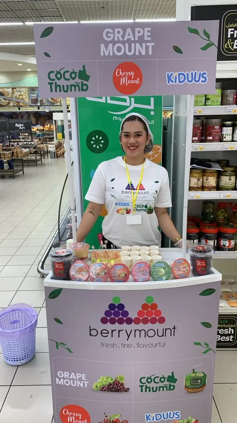 Promoter at a Berrymount sampling stand (5)