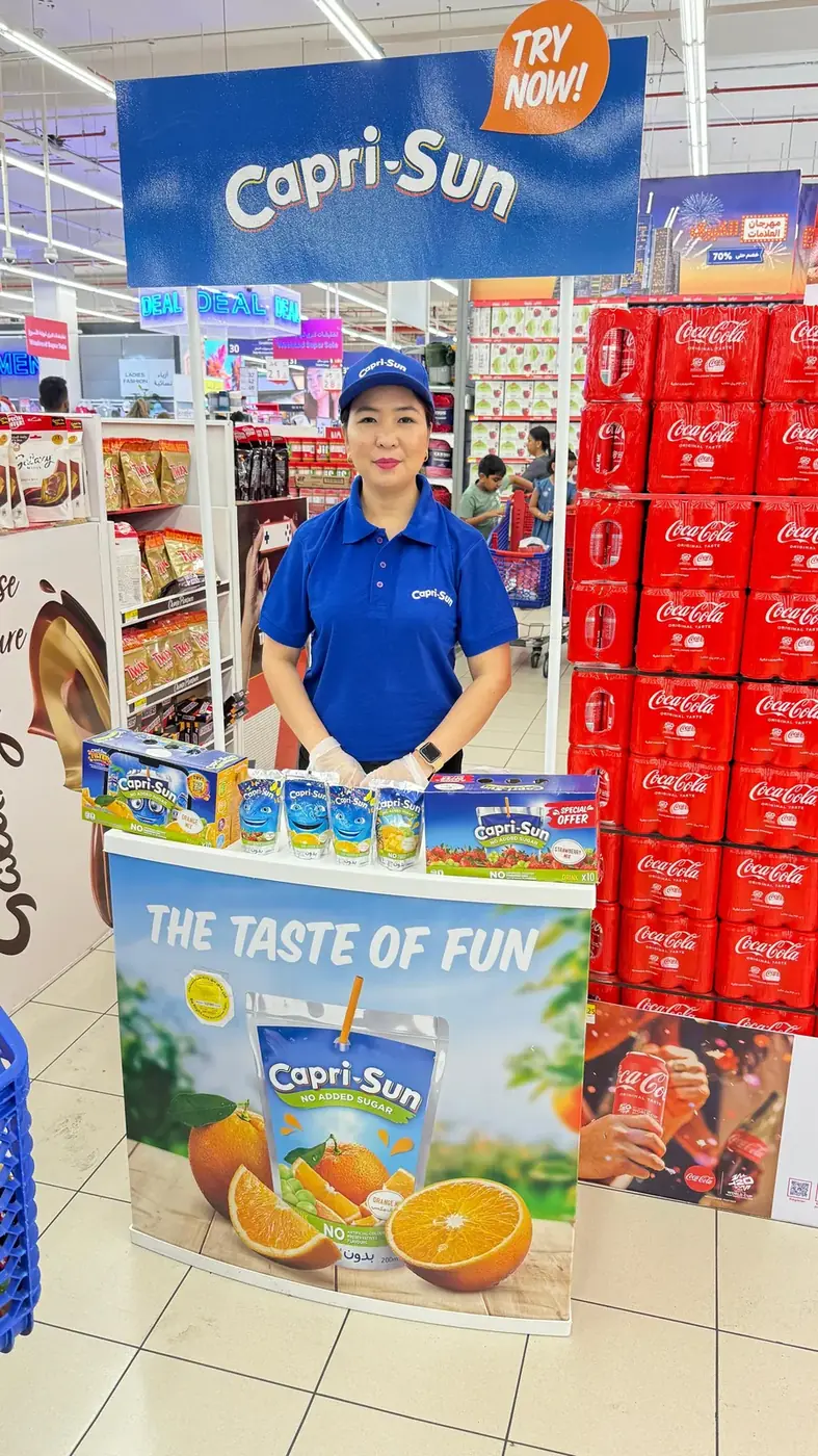 Promoter at a Capri-Sun sampling counter (3)