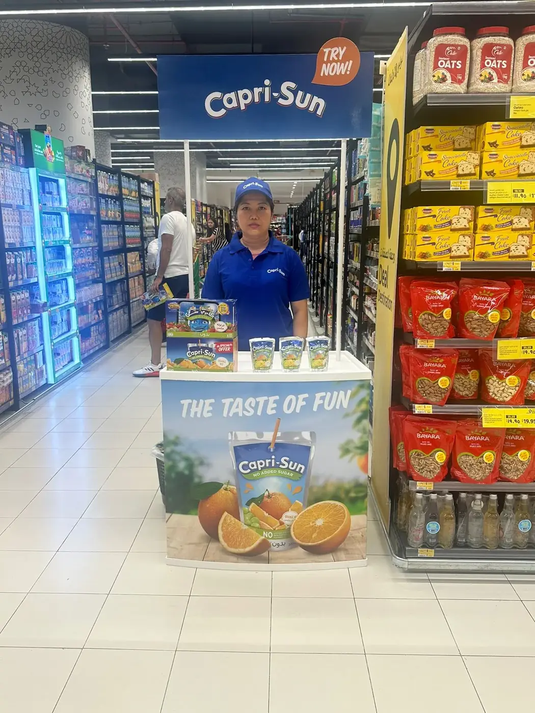 Promoter at a Capri-Sun sampling counter (4)