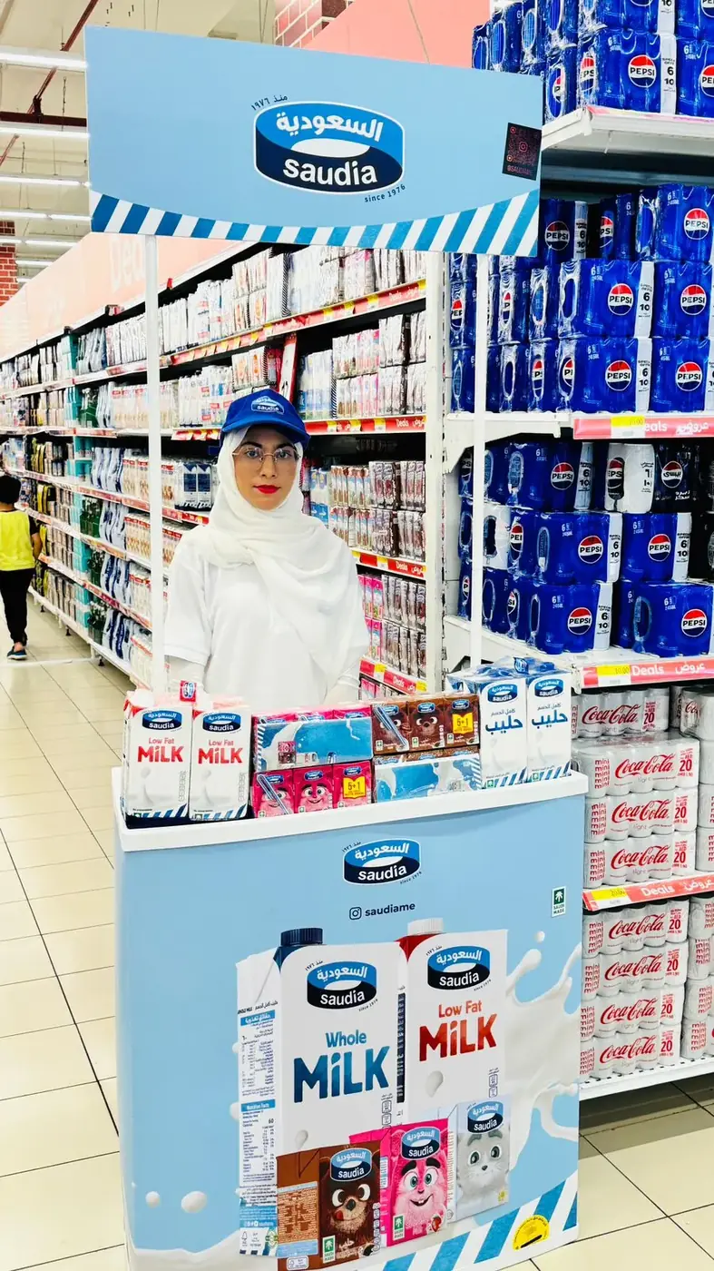 Promoter at a dairy sampling stand (4)
